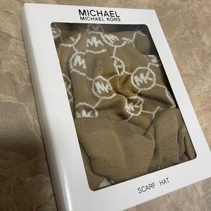 New Michael Kors hat scarf set in beige